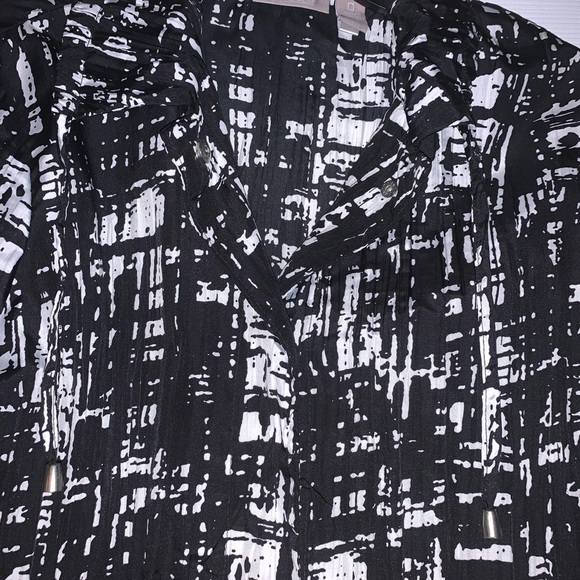 Chico’s Black & White Top, Size 0 (Size 4-6) - Picture 3 of 4